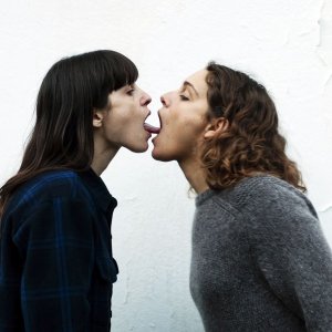 Una trasgressiva sequenza di Attenberg di Athina Rachel Tsangari con Ariane Labed ed Evangelia Randou