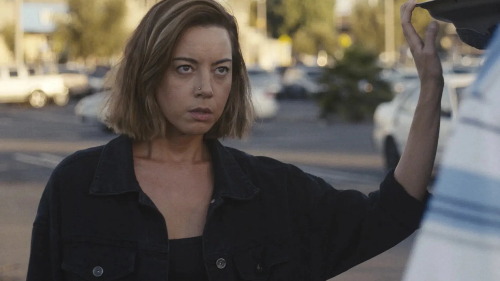 Aubrey Plaza in una scena di I crimini di Emily