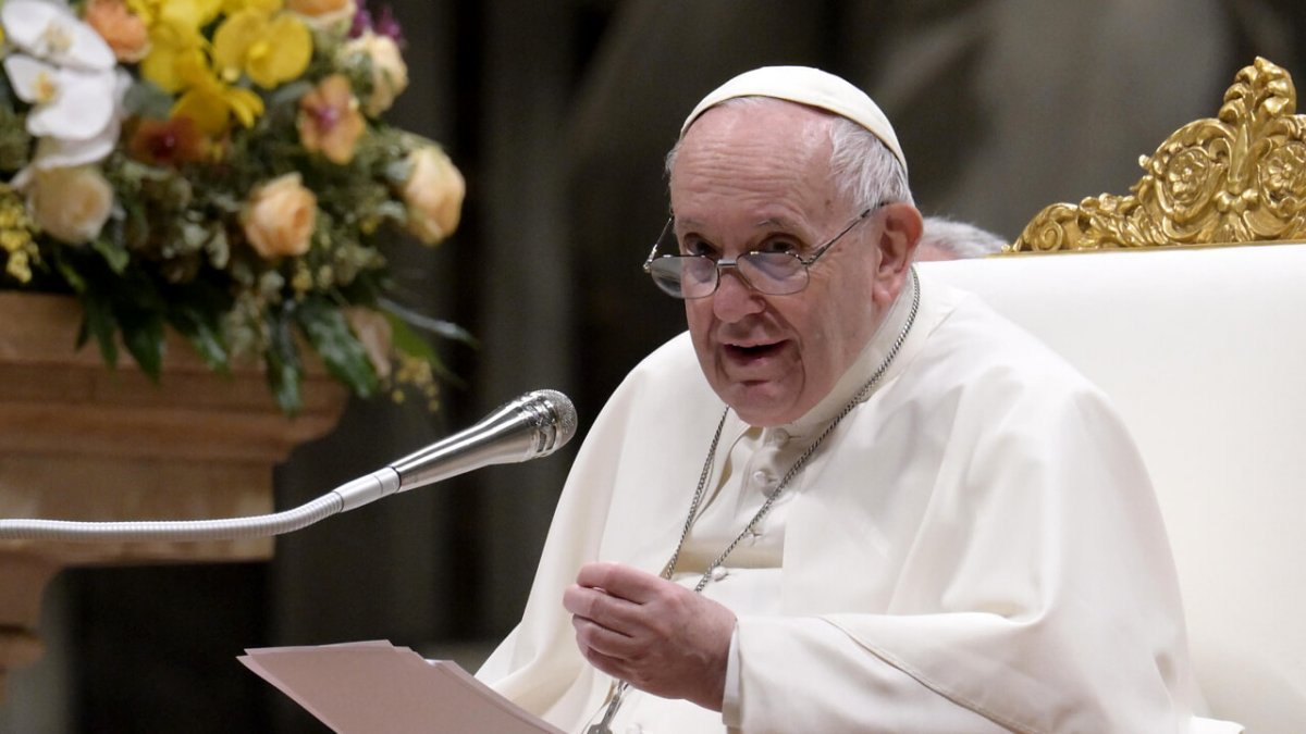 Papa Francesco elogia i comici in visita al Vaticano: "Unite le persone perché la risata è contagiosa"