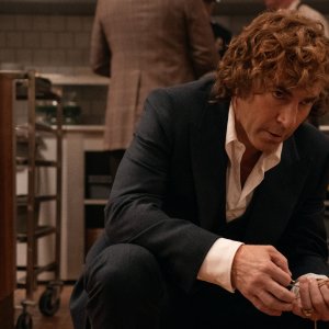 Alessandro Nivola in un momento della serie The Big Cigar