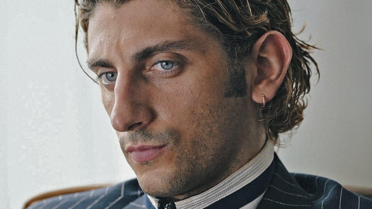 Pietro Castellitto è Enea