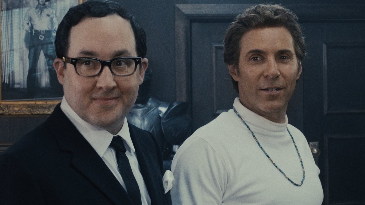 Alessandro Nivola e PJ Byrne interpretano i produttori in The Big Cigar