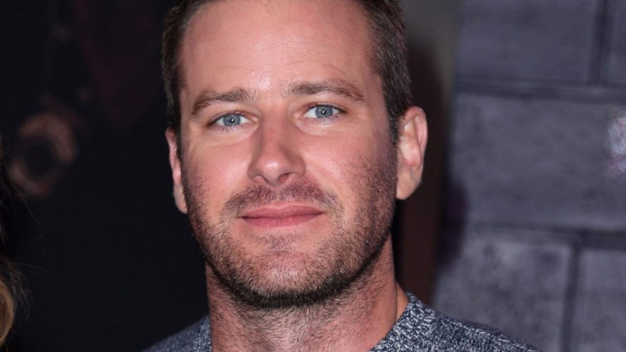 Un primissimo piano di HArmie Hammer