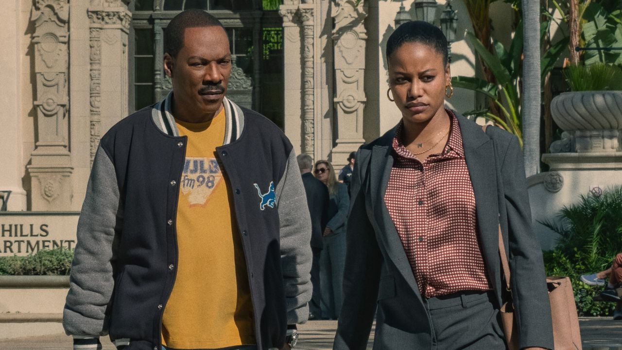 Taylour Paige con Eddie Murphy in una scena di Beverly Hills Cop 4