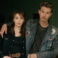 The Bikeriders: Austin Butler e Jodie Comer in una foto