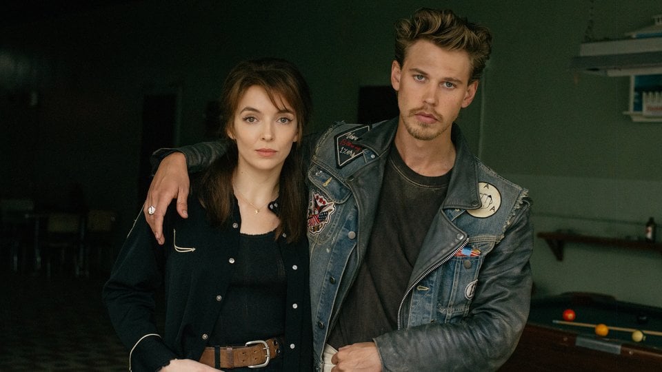 Os bikeriders Austin Butler e Jodie Comer em uma foto