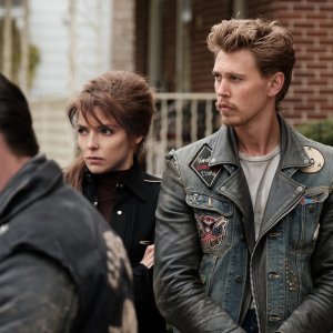 The Bikeriders: Austin Butler con Jodie Comer in una sequenza