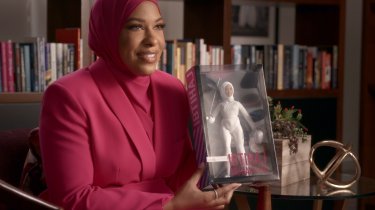 Barbie negra Ibtihaj Muhammad em uma foto