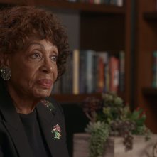 Black Barbie: Maxine Waters in una scena