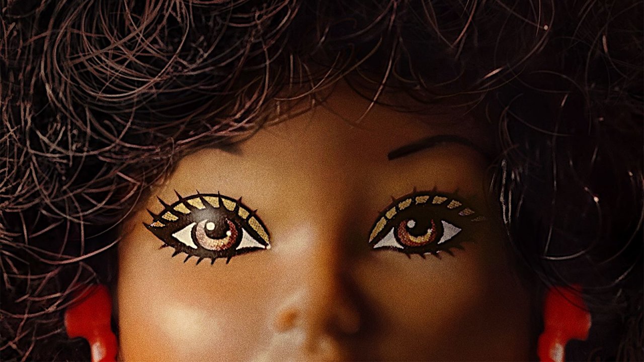 Shonda Rhimes con in mano la sua Barbie