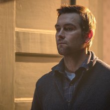 Cobweb: Anthony Starr in una scena