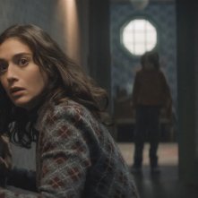 Cobweb: Lizzy Caplan in una scena del film