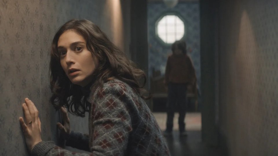 Teia de aranha Lizzy Caplan em uma cena do filme