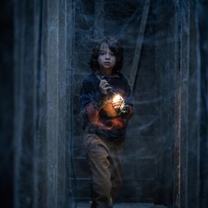 Cobweb: Woody Norman in una scena