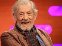 Ian McKellen ha avuto un incidente a teatro: l'attore è caduto dal palco durante una scena di battaglia