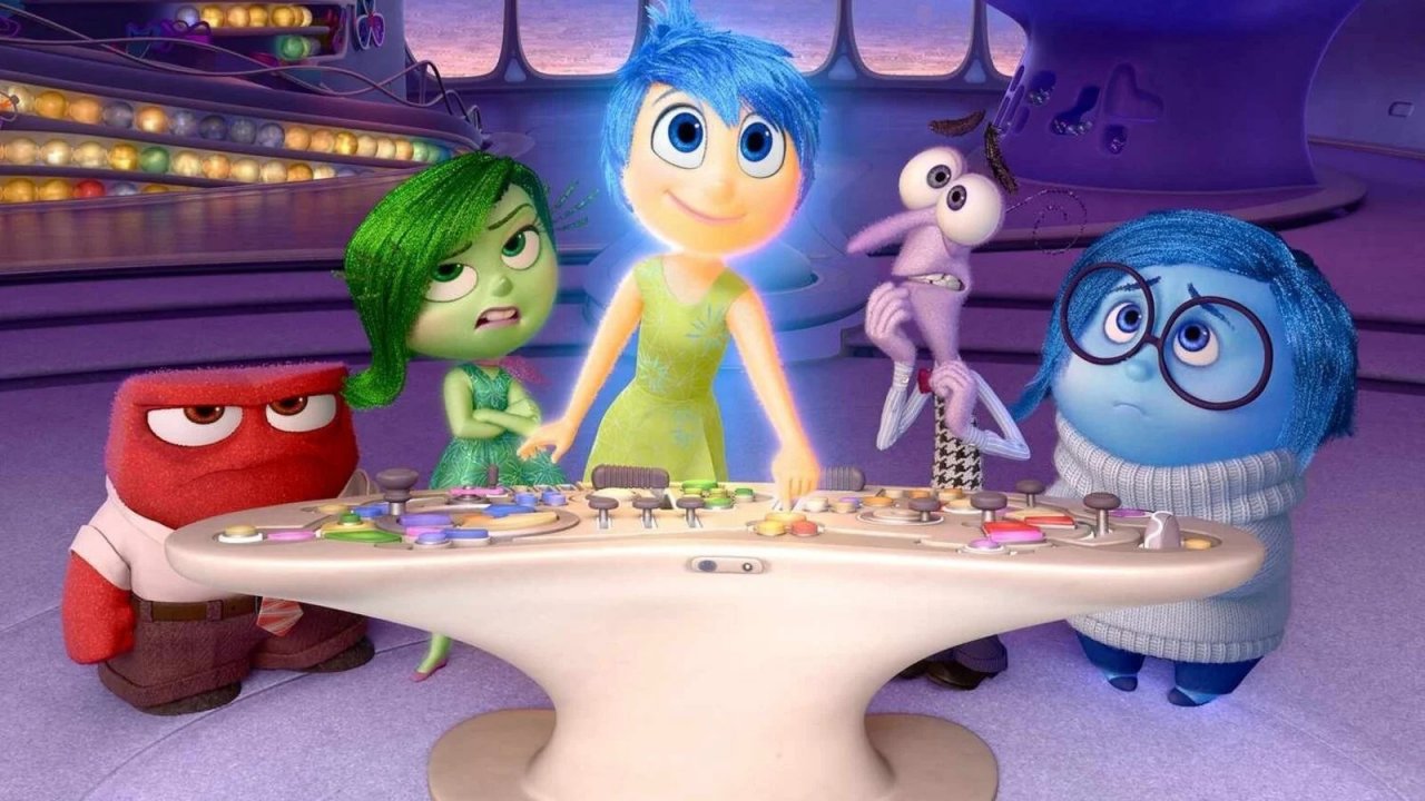 Immagine tratta da Inside Out. Nella scena vediamo le emozioni principali di Riley.