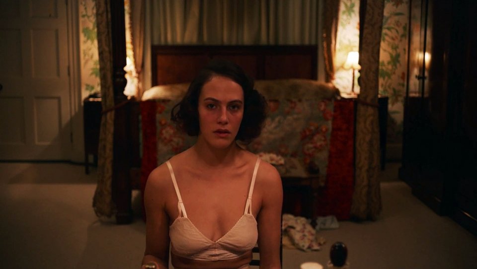 Casa do mal Jessica Brown Findlay em uma cena