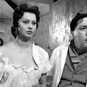 Sophia Loren e Giacomo Furia in una scena de L'oro di Napoli