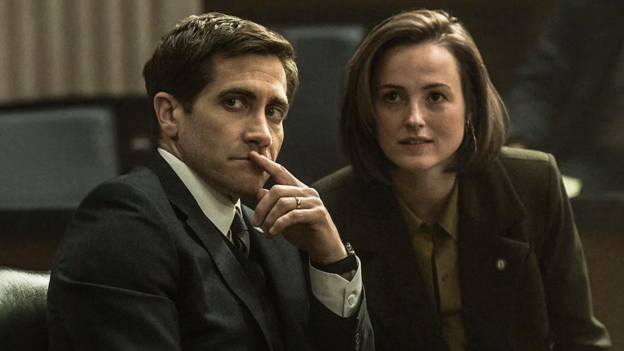 Jake Gyllenhaal e Renate Reinsve nella serie Presunto Innocente