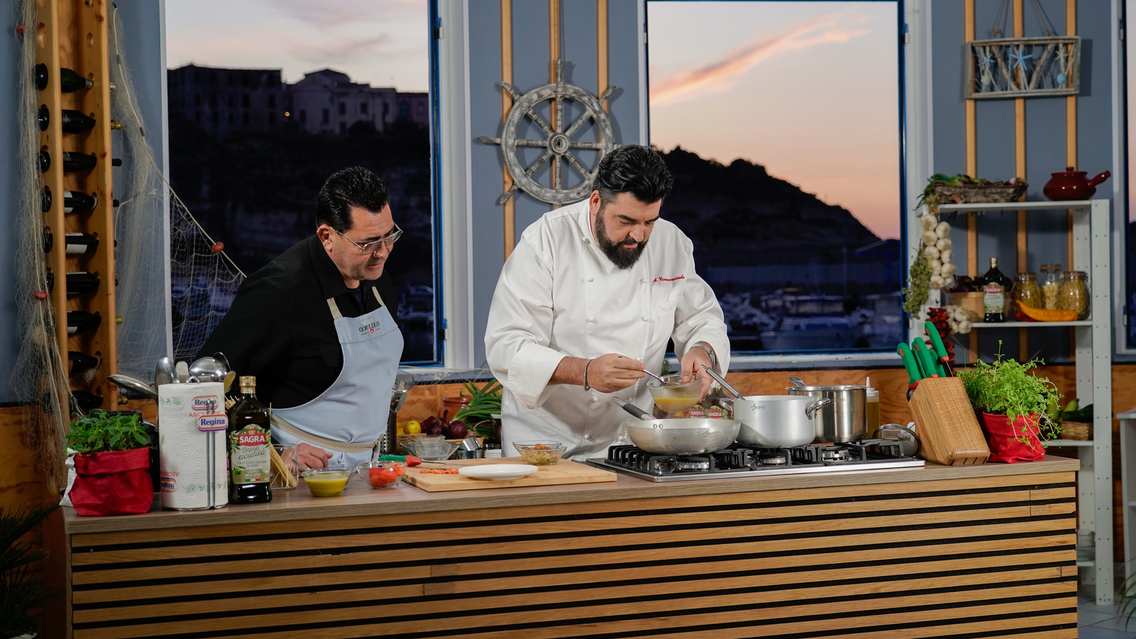 Antonino Cannavacciuolo con Vincenzo, proprietario del risorante di Tropea al centro della nuova puntata di Cucine da incubo