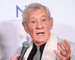 Ian McKellen costretto ad annullare le sue esibizioni dopo la terribile caduta dal palcoscenico