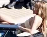 Jennifer Lopez, in vacanza in Italia senza Ben Affleck, prende il sole su una barca (FOTO)