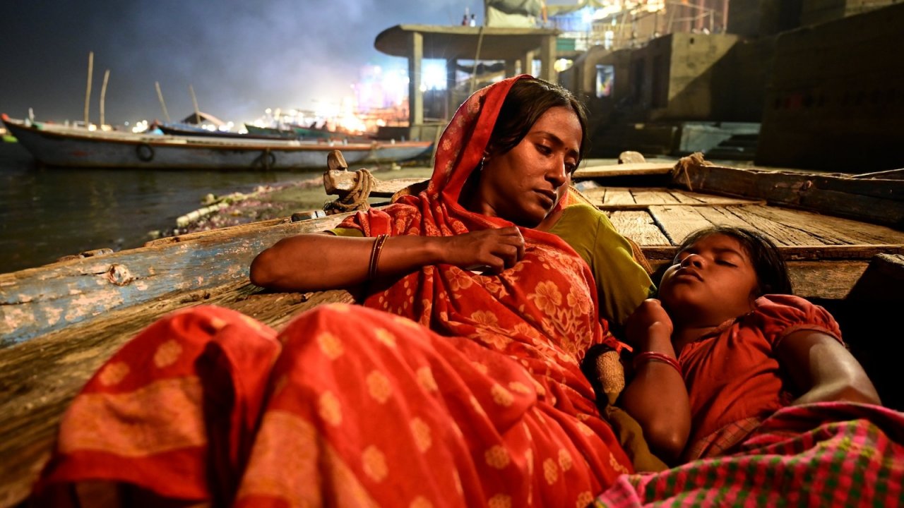 Madre e figlia si riparano in una barca in una scena de La treccia