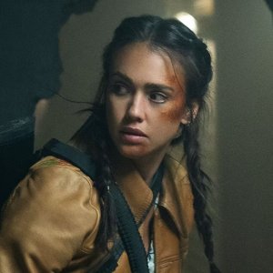 Trigger Warning: una scena del film con Jessica Alba