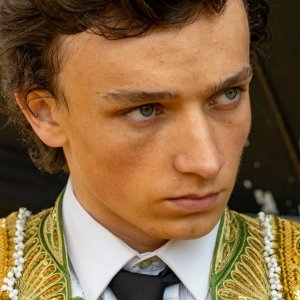 Animale | Umano: un primo piano di Guillermo Bedward vestito da torero