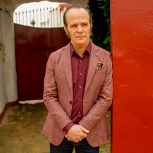 Animale | Umano, Brontis Jodorowsky appoggiato a una parete