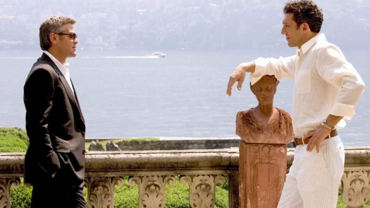 Vincent Cassel e George Clooney in Ocean's Twelve.