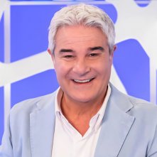 Un sorridente Pino Insegno, di nuovo conduttore di Reazione a catena