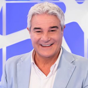 Un sorridente Pino Insegno, di nuovo conduttore di Reazione a catena