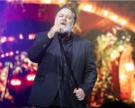 'Sarà perché ti amo...', Russell Crowe che canta i Ricchi e poveri (e poi si scusa) fa impazzire i social