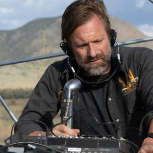 Wander: Aaron Eckart in una scena