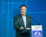 Arnold Schwarzenegger chiede che si intervenga sul cambiamento climatico: 'Dobbiamo salvare i nostri figli'
