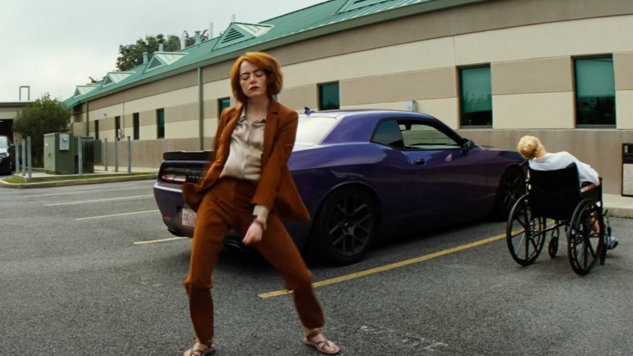 Emma Stone che balla in Kinds of Kindness