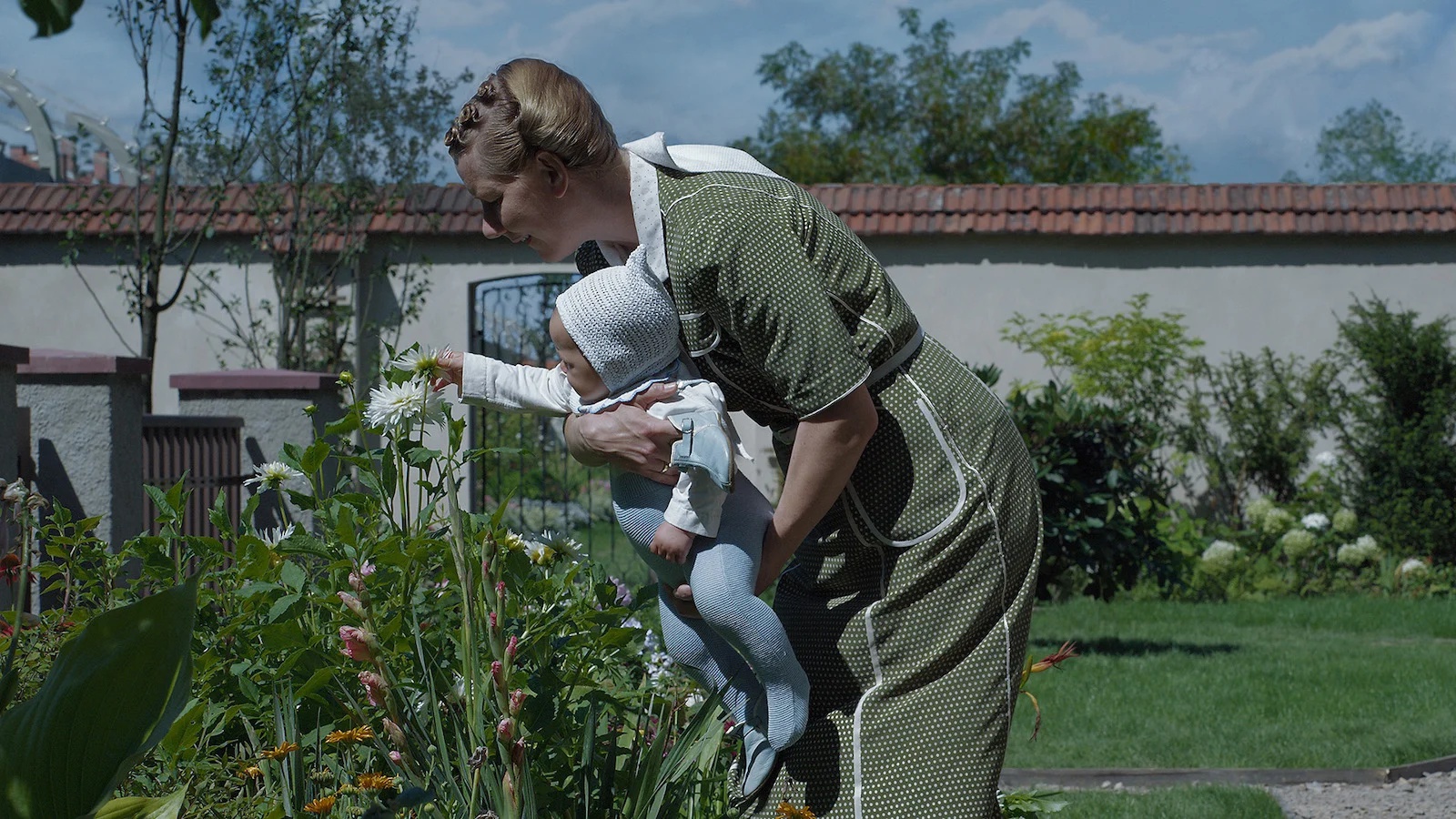 Immagine tratta da una scena de La zona d'interesse con Sandra Hüller.