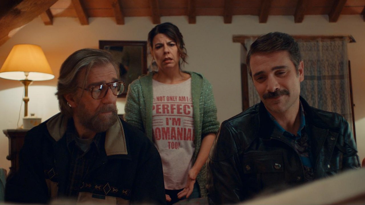 Geppi Cucciari dietro ai due fratelli protagonisti de Il cacio con le pere