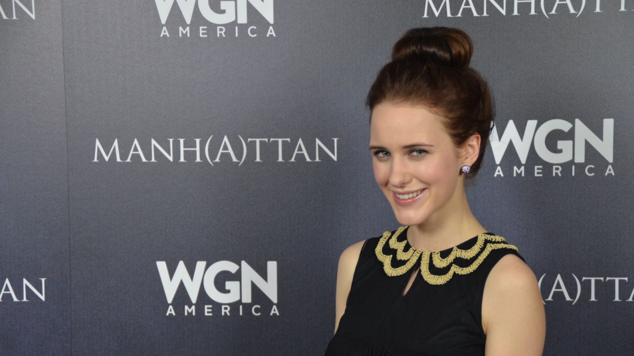 Il sorriso di Rachel Brosnahan