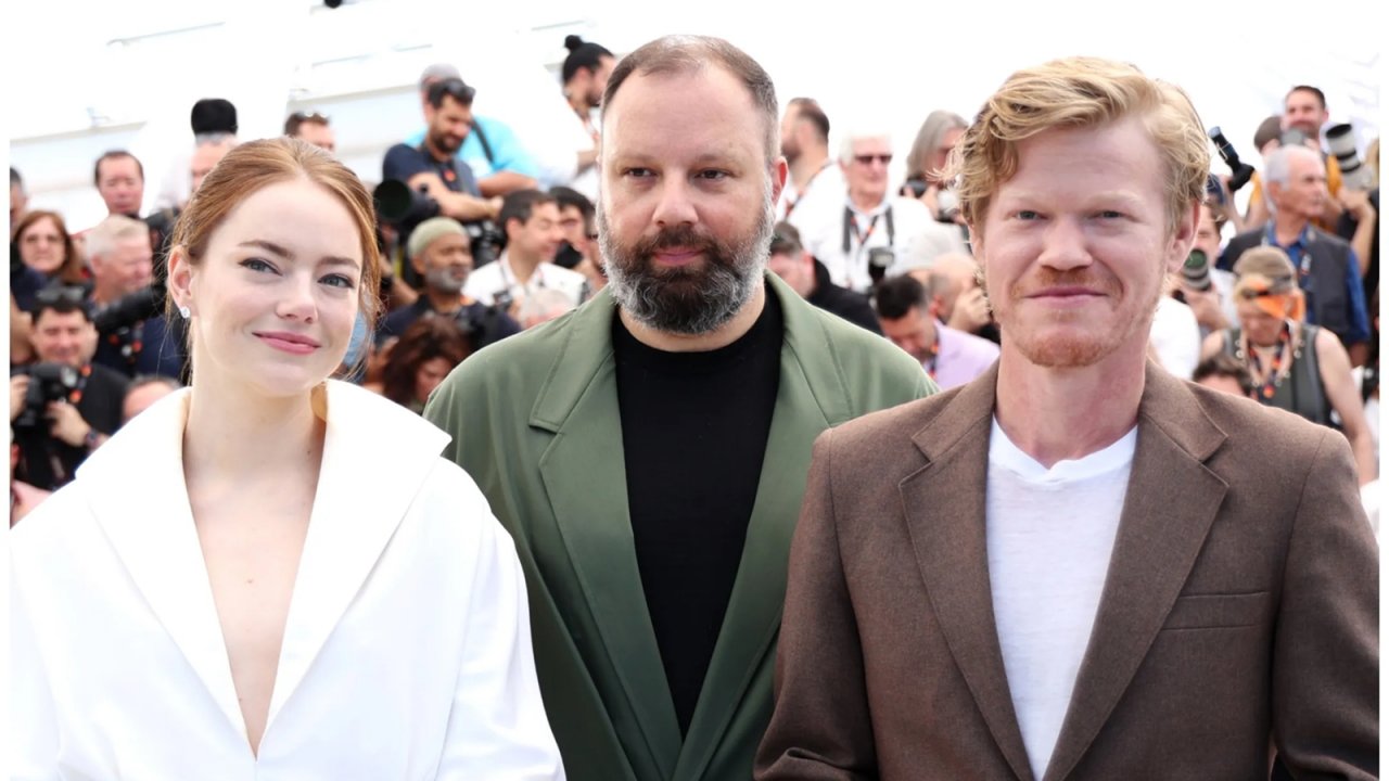 Stone e Plemons con il regista Yorgos Lanthimos