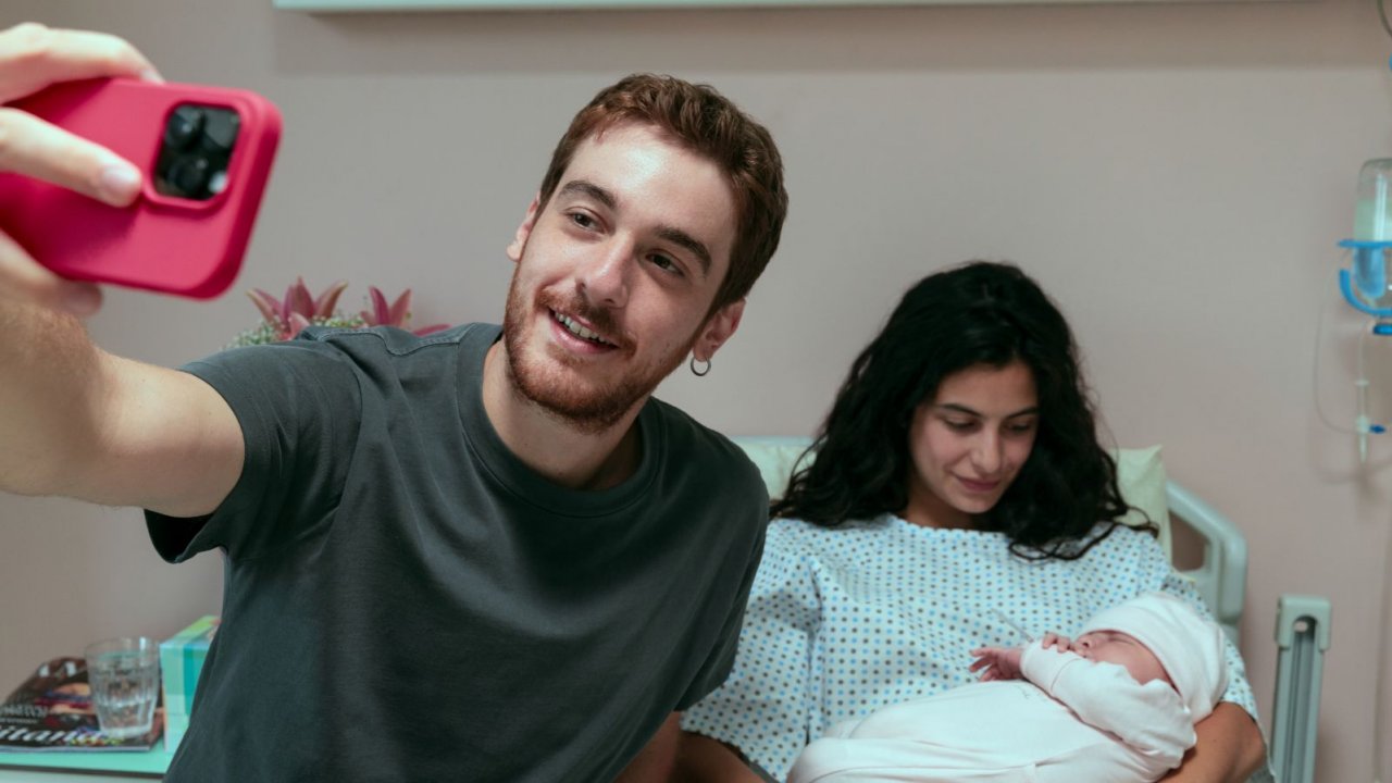 Federico Cesari e Fotinì Peluso con la piccola Maria