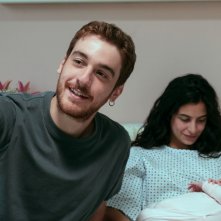 Tutto chiede salvezza 2: Federico Cesari e Fotinì Peluso con la piccola Maria