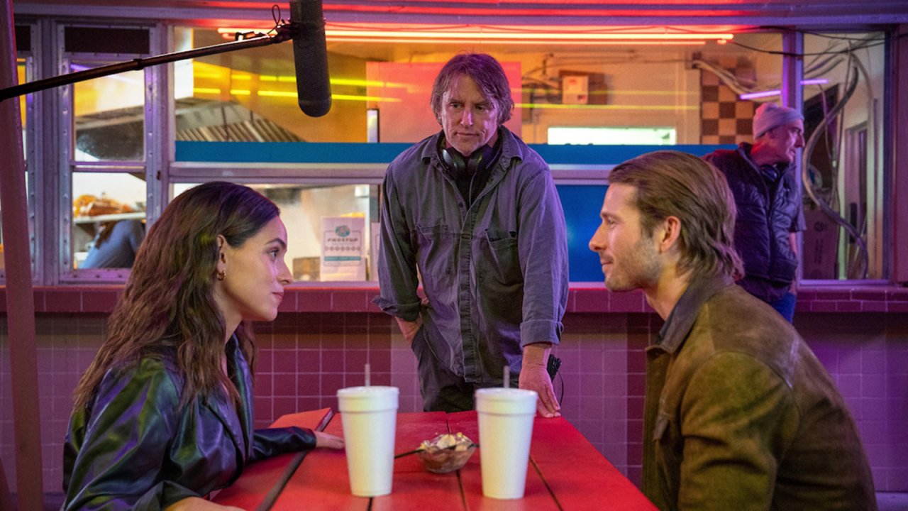 Il regista sul set insieme ai due protagonisti.