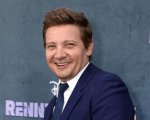 Jeremy Renner, a torso nudo, rivela le cicatrici dell'incidente: 'Ho un bell'aspetto' (FOTO)