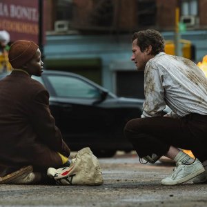 A Quiet Place: Giorno 1 - Lupita Nyong'o con Joseph Quinn in una sequenza