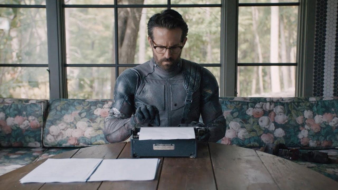 Ryan Reynolds scrive a macchina con indosso il costume di Deadpool