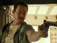 Flight Risk: Mark Wahlberg calvo e psicopatico nel trailer del film di Mel Gibson