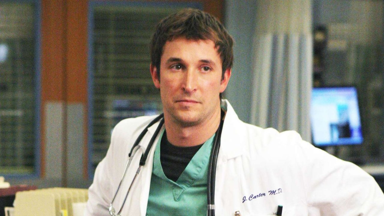 Noah Wyle con indosso il camice in una scena di E.R.