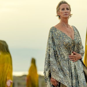 Kaos: Janet McTeer in una foto della serie